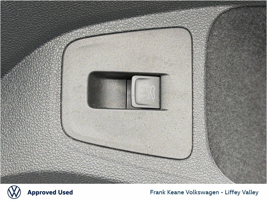 2017 Volkswagen Tiguan - image 24