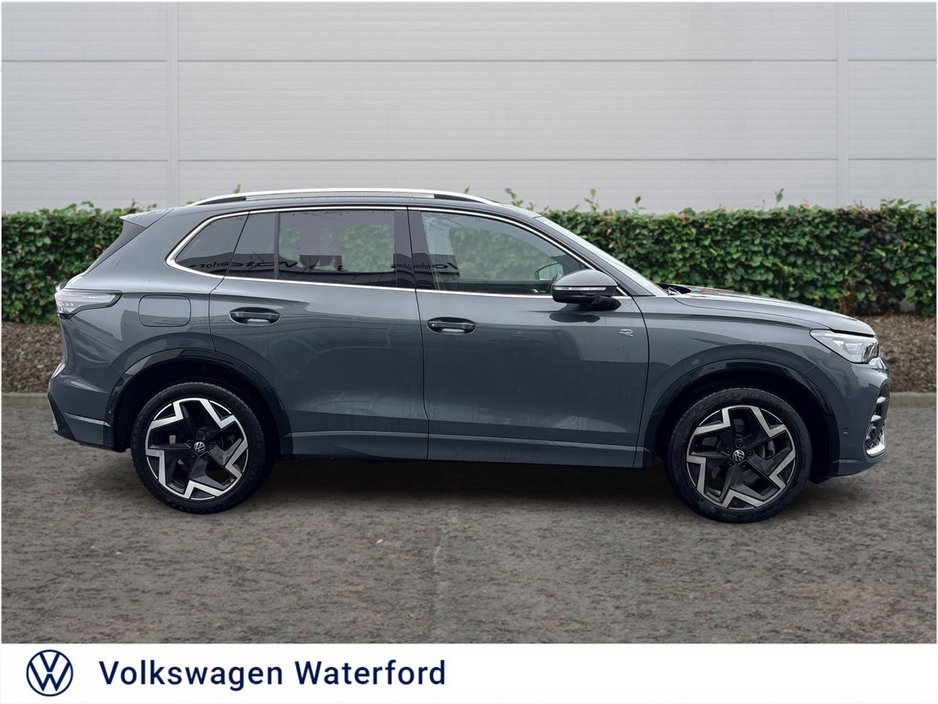 2025 Volkswagen Tiguan - image 4