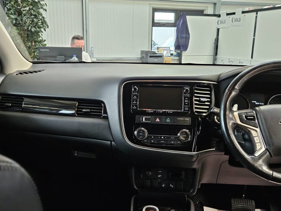 2018 Mitsubishi Outlander - image 12