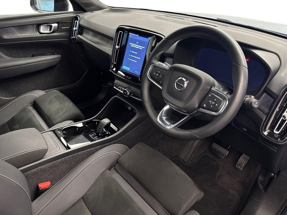 2023 Volvo XC40 - image 6