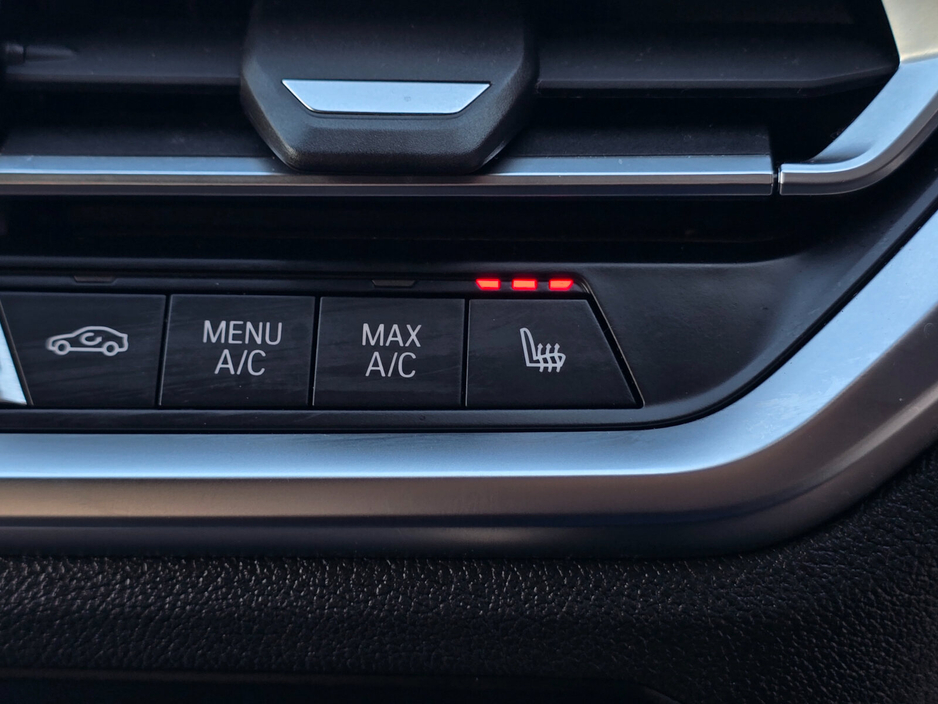 2021 BMW 3 Series - image 26