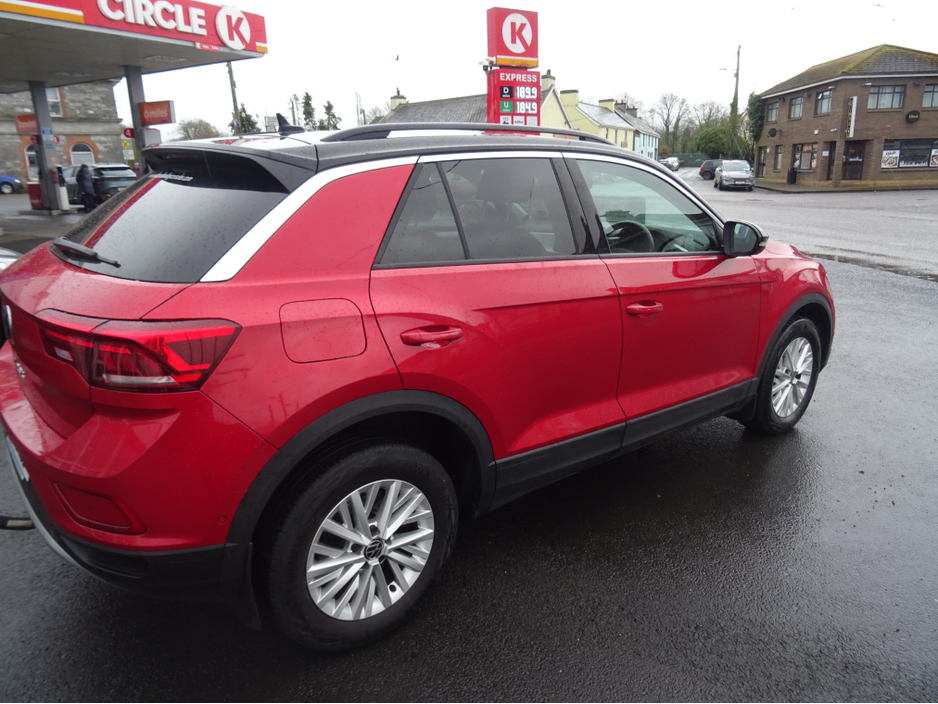 2023 Volkswagen T-Roc - image 10