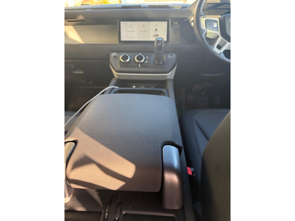 2022 Land Rover Defender - image 5