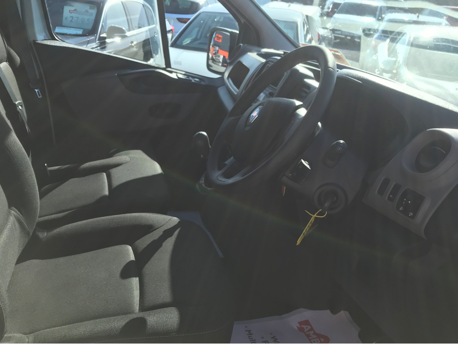 2019 Renault Trafic - image 2