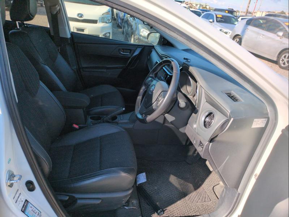 2016 Toyota Auris - image 2