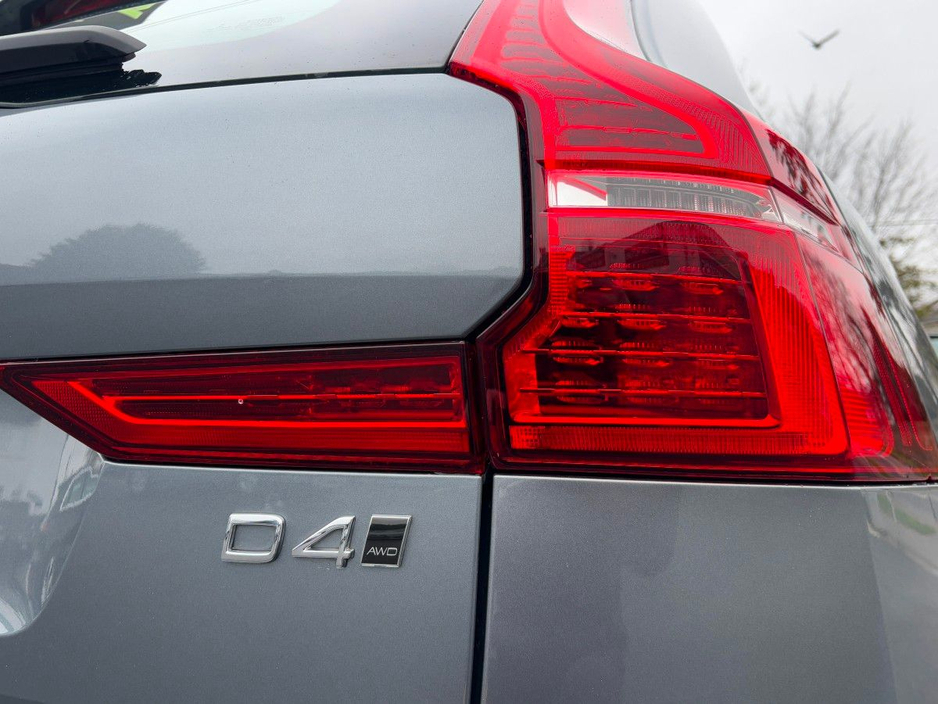 2018 Volvo XC60 - image 18