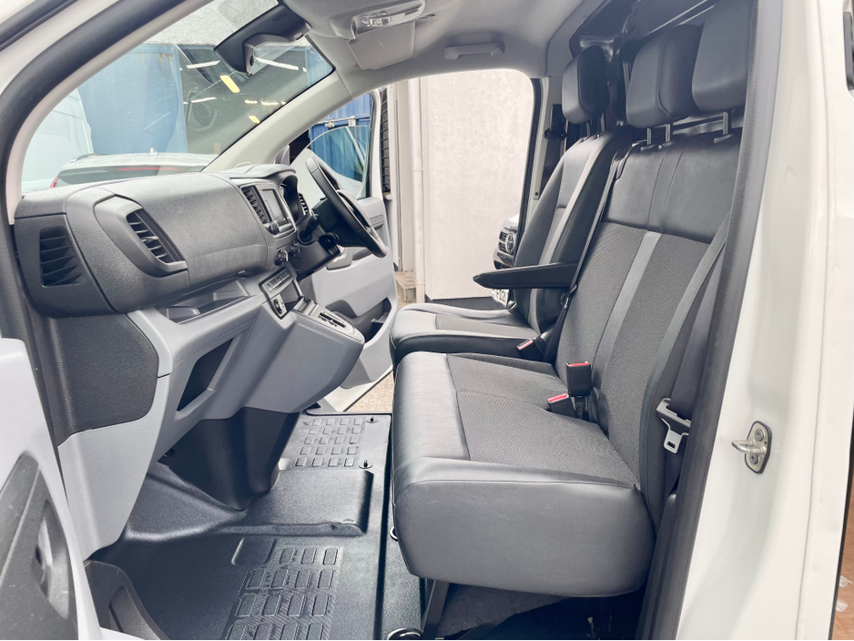 2022 Opel Vivaro - image 32