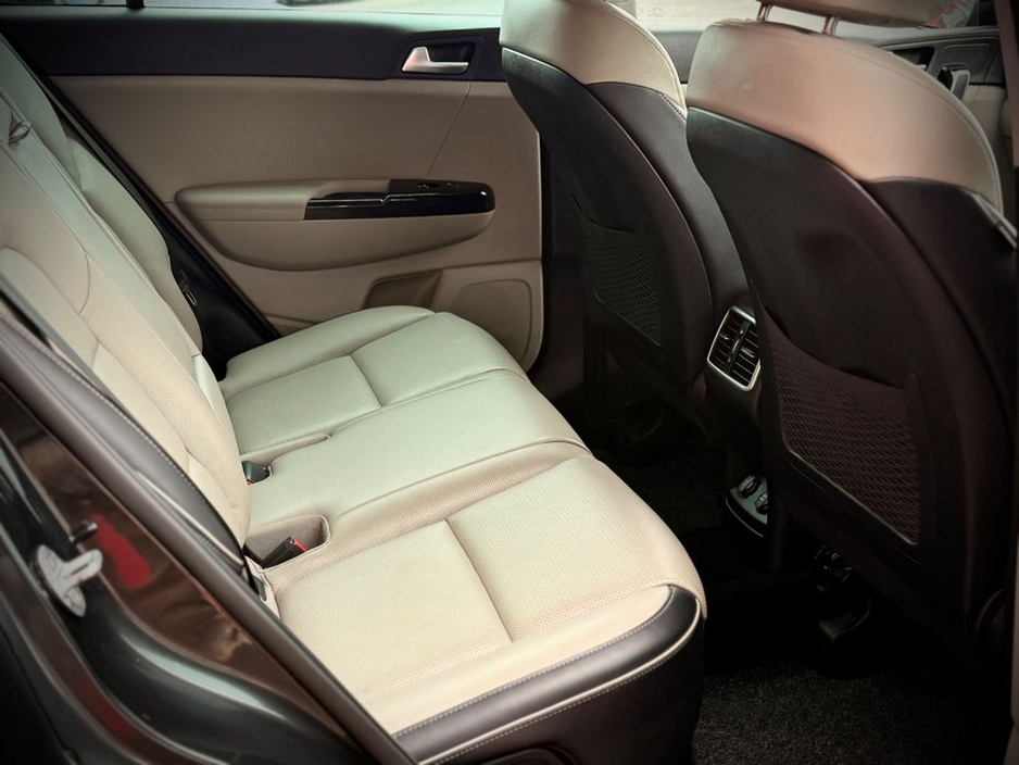 2022 Kia Sportage - image 10