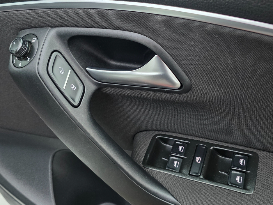 2016 Volkswagen Polo - image 8