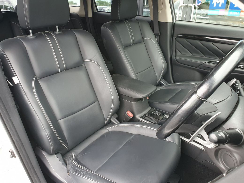 2016 Mitsubishi Outlander - image 9