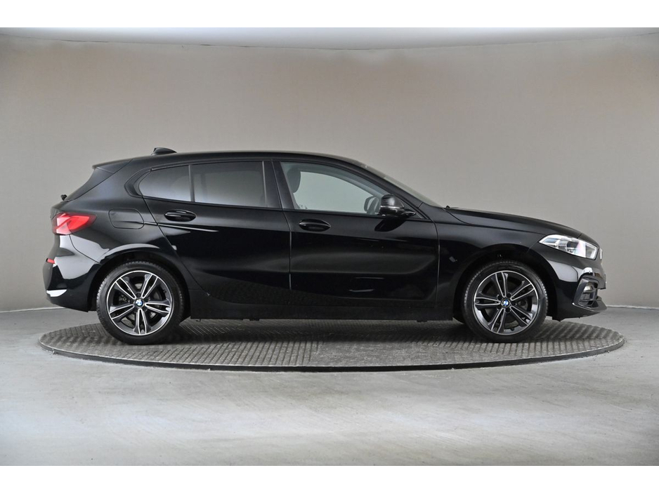 2022 BMW 1 Series - image 12