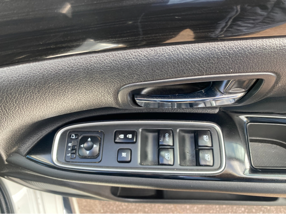 2016 Mitsubishi Outlander - image 14