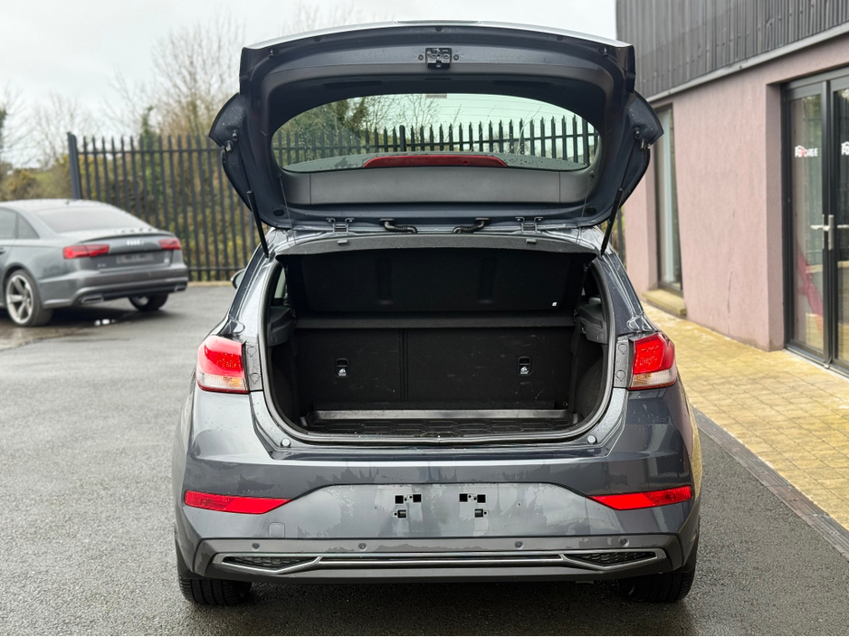 2022 Hyundai i30 - image 13