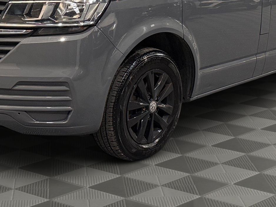 2020 Volkswagen Transporter - image 8