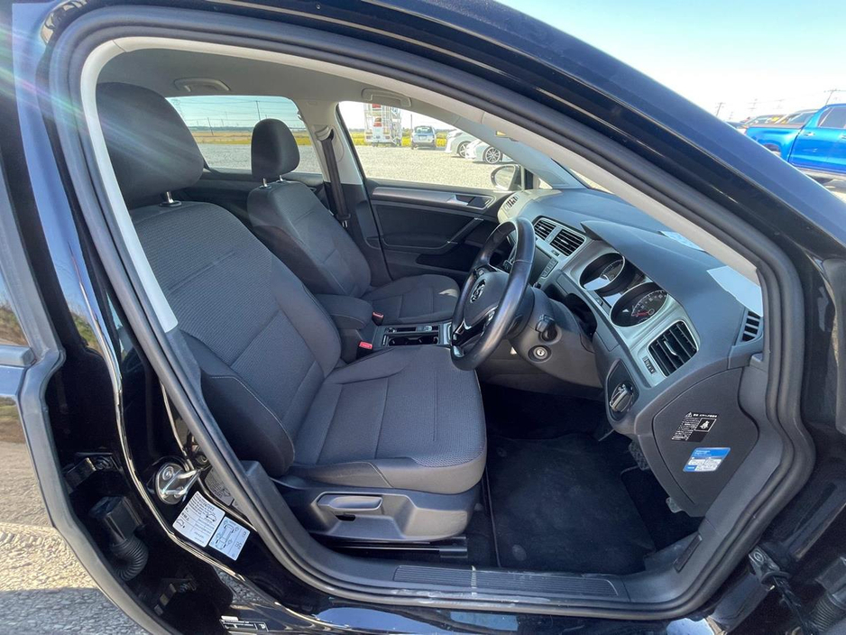 2015 Volkswagen Golf - image 2