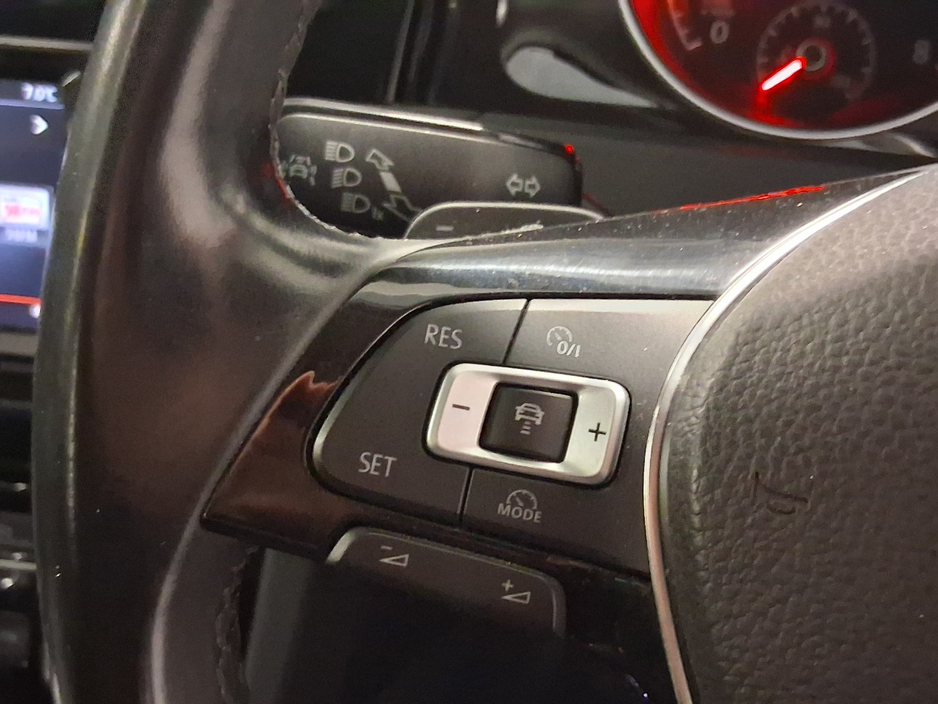 2013 Volkswagen Golf - image 14