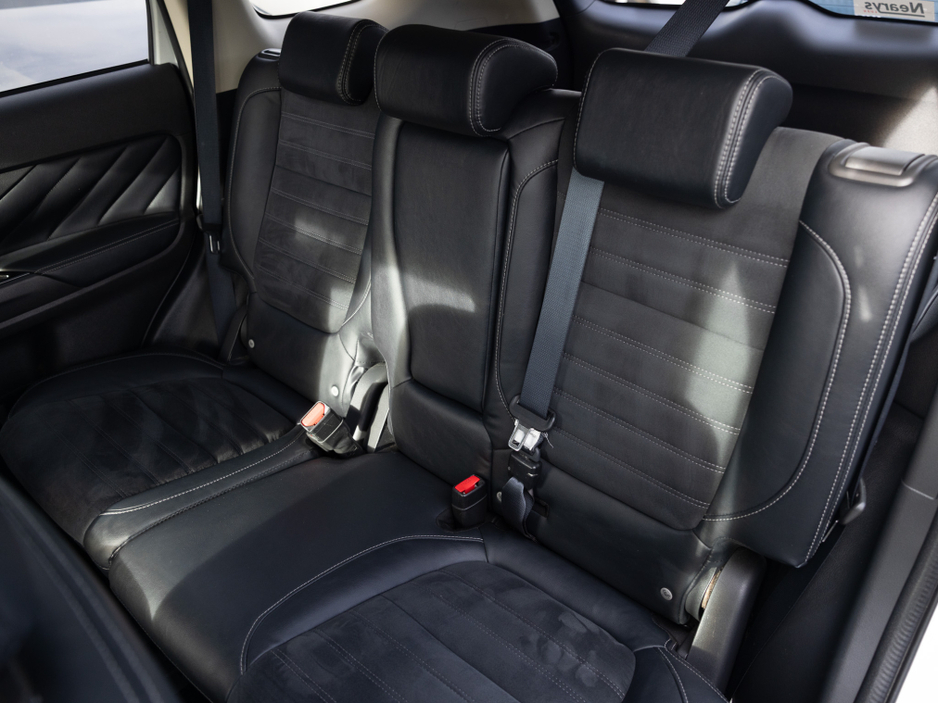 2016 Mitsubishi Outlander - image 22