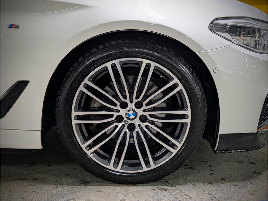 2020 BMW 5 Series - image 10