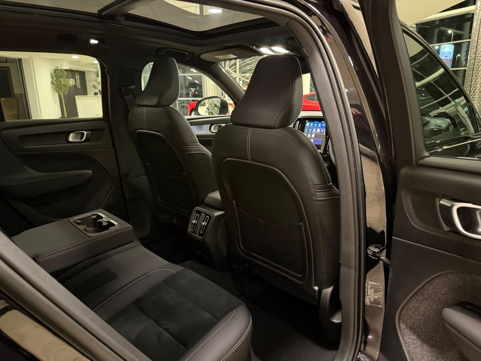 2023 Volvo XC40 - image 24