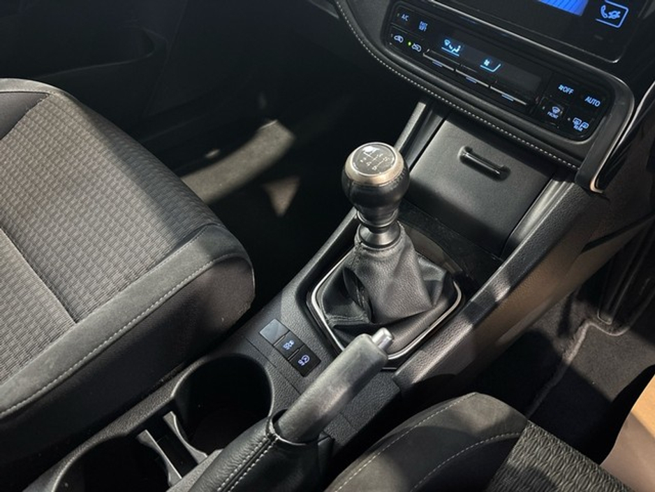 2018 Toyota Auris - image 13