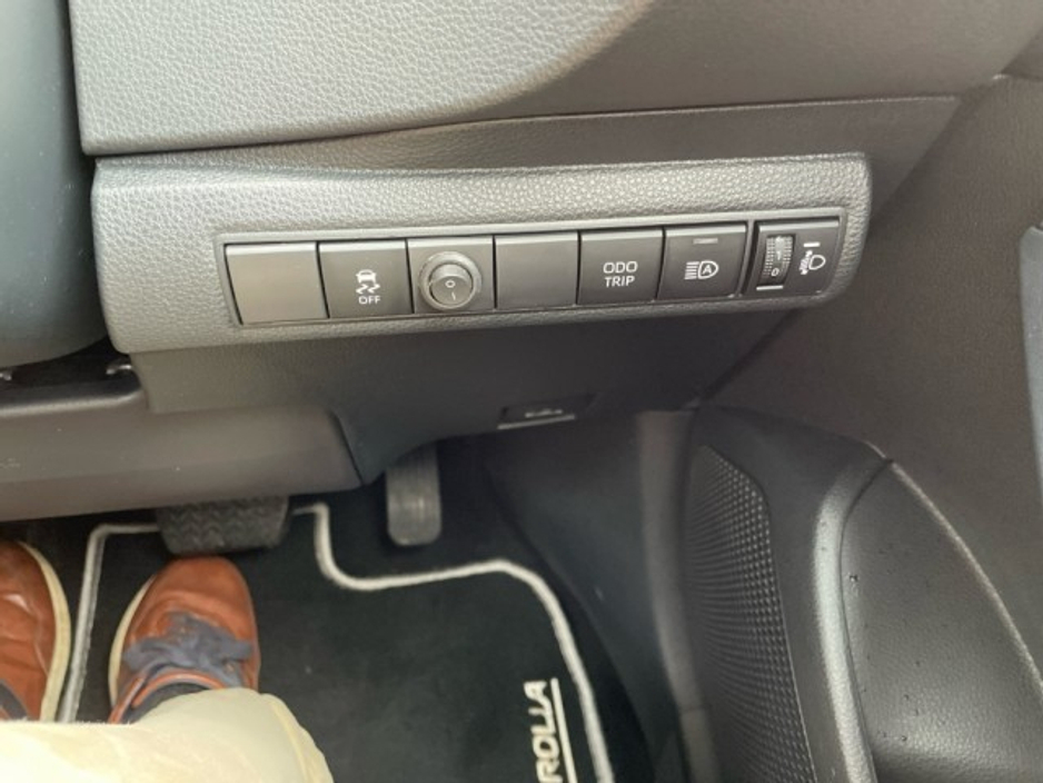 2024 Toyota Corolla Saloon - Luna Edition - 1.8 Hybrid - Automatic - 1 Owner + 1 Free Service In JAN 2027 // Remote Central Locking // Front Electric Windows // Rear Electric Windows // Electric Mirrors // Apple Carplay €29,599