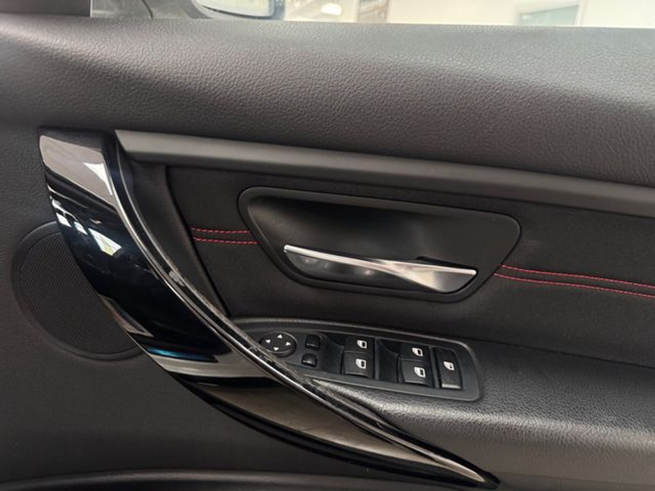 2015 BMW 3 Series - image 12