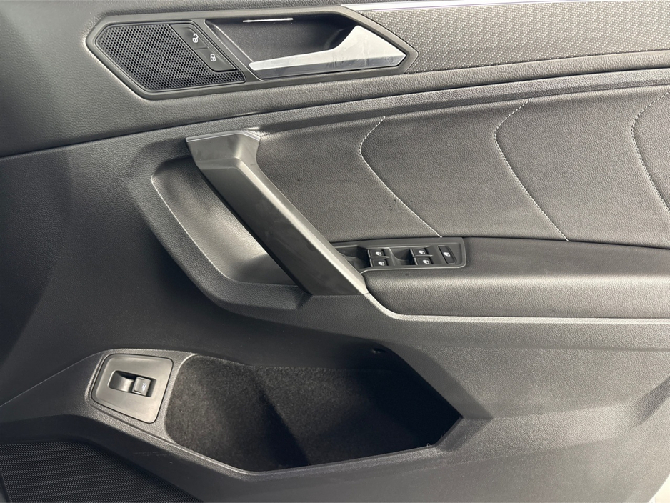 2023 Volkswagen Tiguan R-LINE 2.0 TDI AUTOMATIC 7 SEATER**PANORAMIC SUNROOF**HEATED MULTIFUNCTIONAL STEERING WHEEL**DIGITAL DASH**HEATED FRONT SEATS**REVERSE CAMERA**BLACK LEATHER INTERIOR**KEYLESS ENTRY**APPLE CARPLAY** €42,995