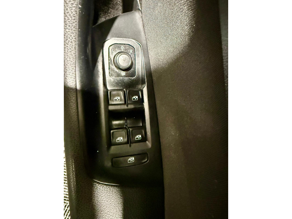 2016 Volkswagen Passat - image 18