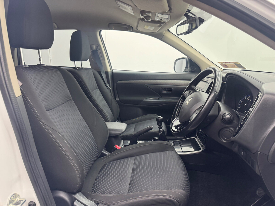 2017 Mitsubishi Outlander - image 9