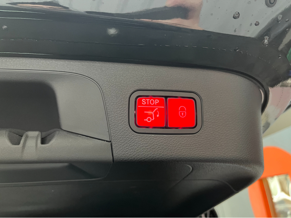 2021 Mercedes-Benz EQC - image 10