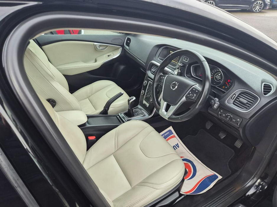 2016 Volvo V40 - image 4