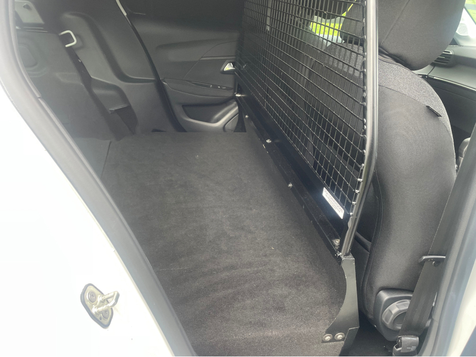 2022 Peugeot 208 - image 4