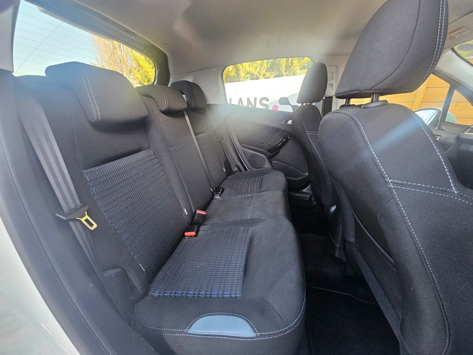 2015 Peugeot 208 - image 14