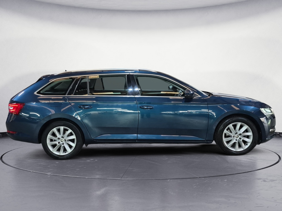 2021 Skoda Superb - image 4