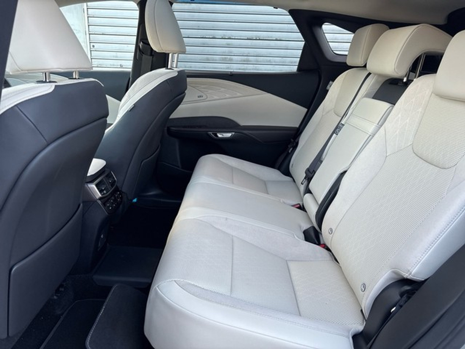 2025 Lexus RX 450h+ PHEV PREMIUM // PAN ROOF // HEATED & COOLING LEATHER SEATS // 360 CAMERA & PARK ASSIST // POWER TAILGATE // FULL WARRANTY €87,945
