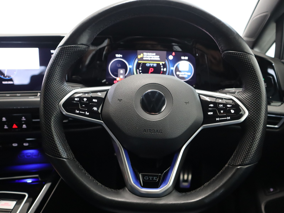 2023 Volkswagen Golf - image 11