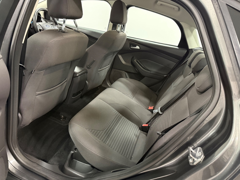2017 Ford Focus - image 17