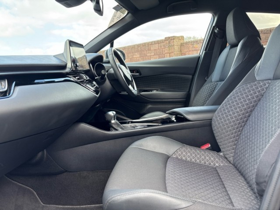 2023 Toyota C-HR - image 7