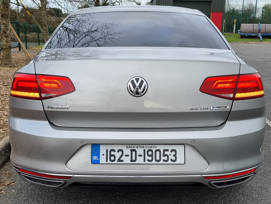 2016 Volkswagen Passat - image 4