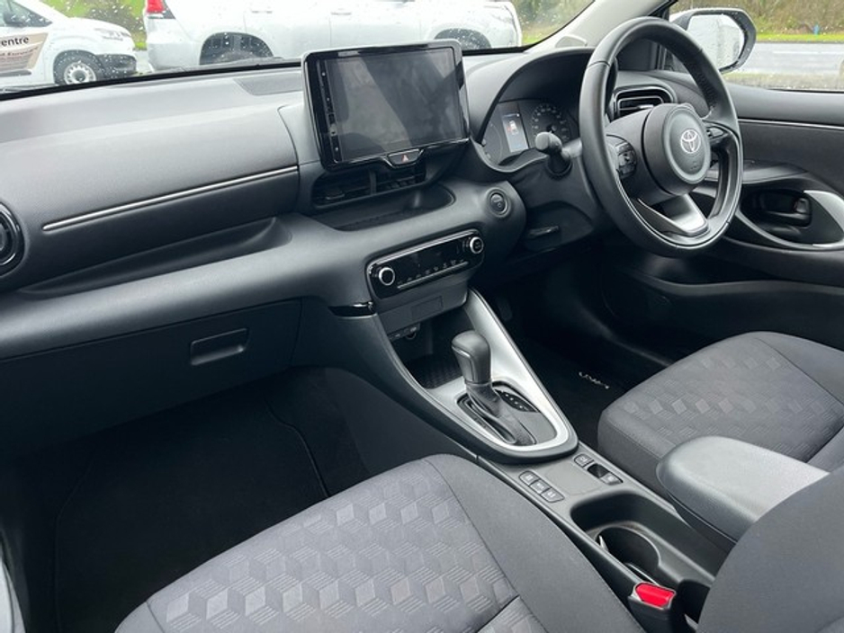 2025 Toyota Yaris - image 8