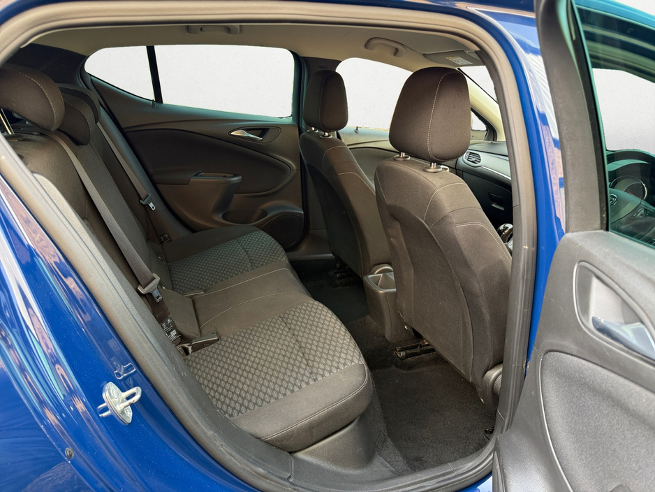 2018 Vauxhall Astra - image 7