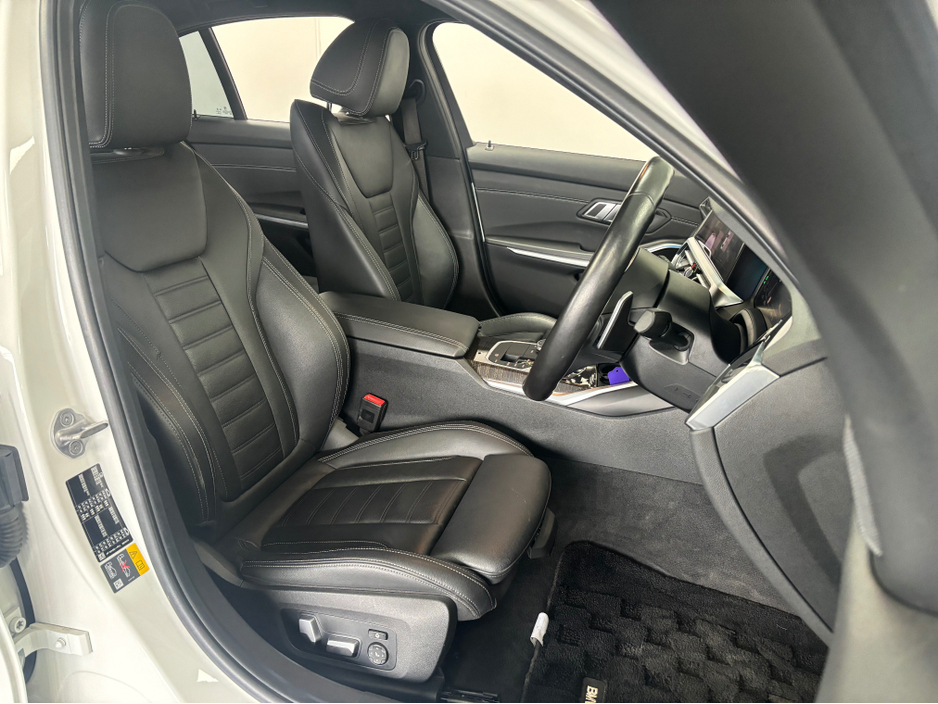 2021 BMW 3 Series - image 5