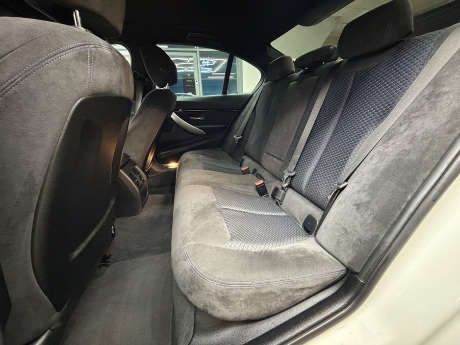 2017 BMW 3 Series - image 30