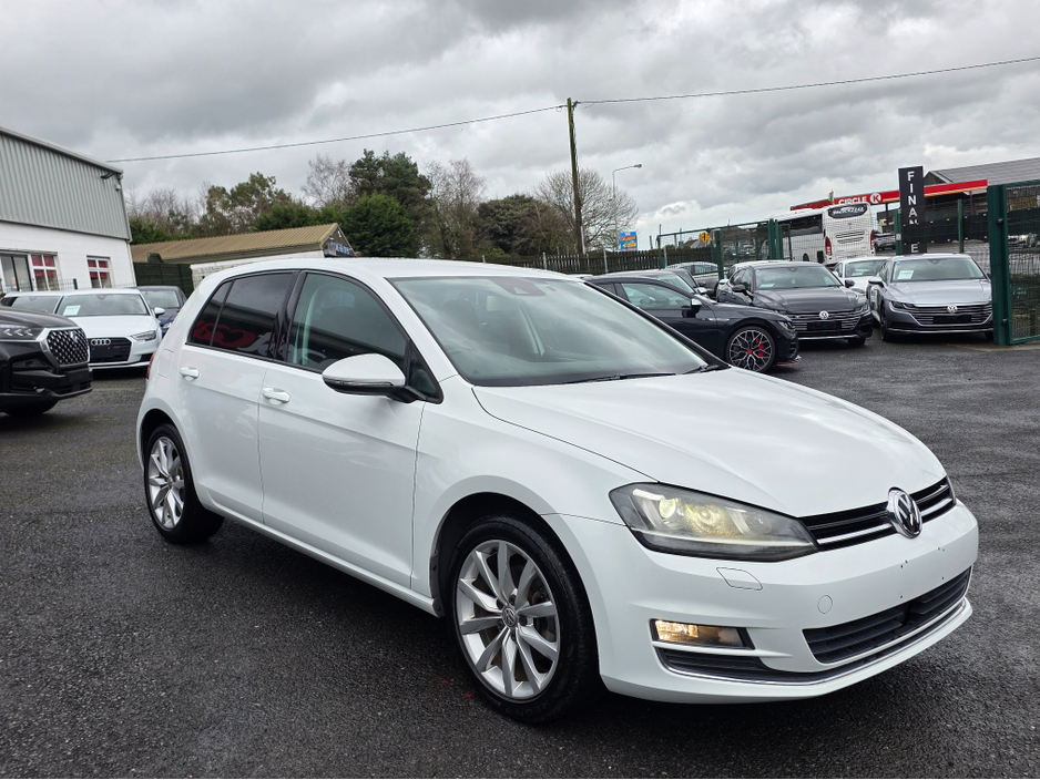 2015 Volkswagen Golf - image 4