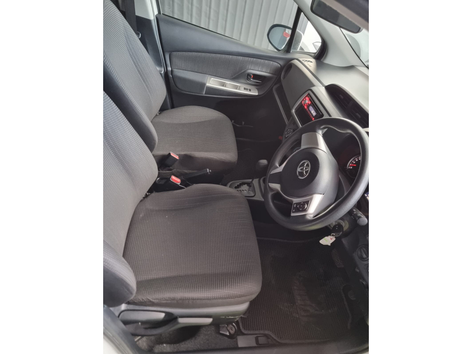 2014 Toyota Vitz - image 10