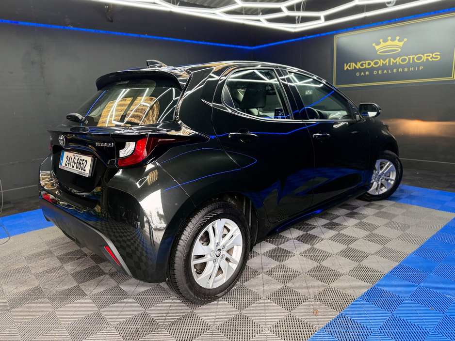 2024 Toyota Yaris - image 13