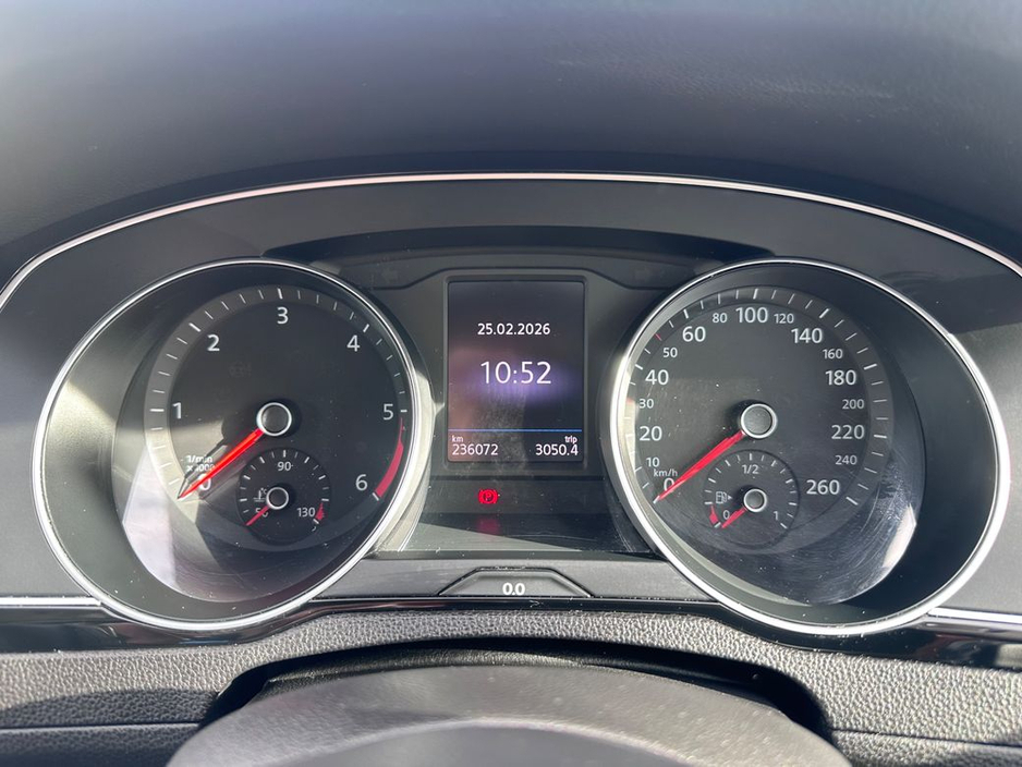 2017 Volkswagen Passat - image 34