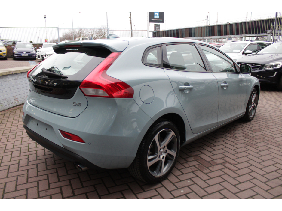 2018 Volvo V40 - image 4