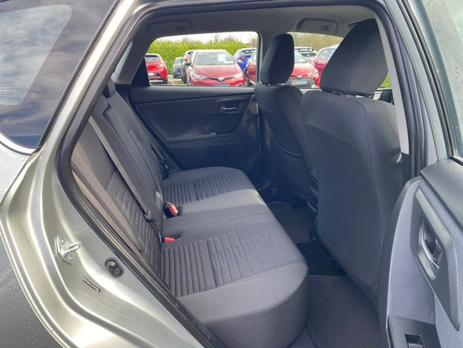 2017 Toyota Auris - image 15