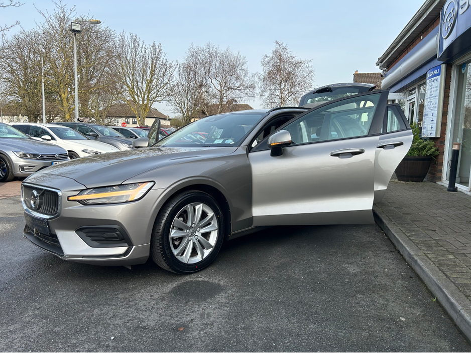 2018 Volvo V60 - image 24